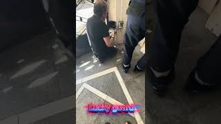 Two automatic doors broke at the same,day here’s the technician how to replace the automatic door.