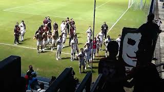 Muangthong United-Fans feiern ihre Mannschaft nach dem 1-1-Sieg in Buriram