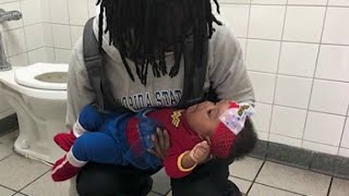 Sans frontières - Les papas anglais veulent des tables à langer dans les toilettes pour hommes