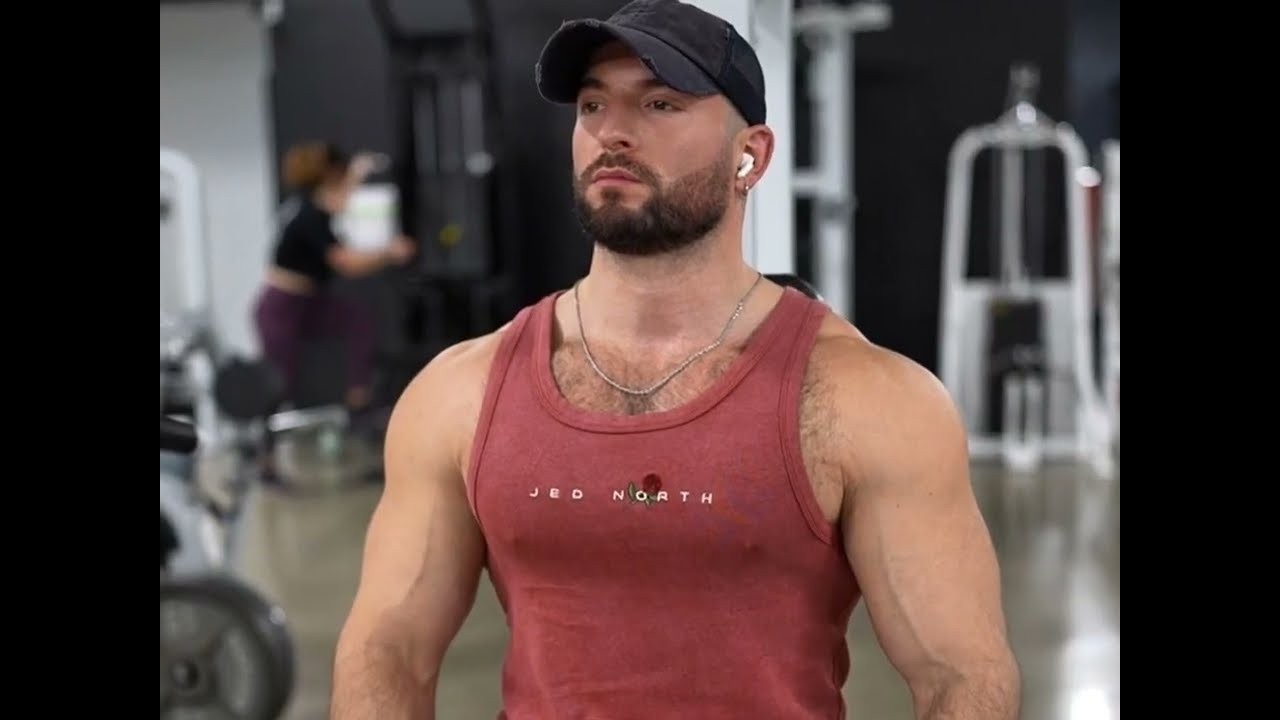 Мужская модель и персональный фитнес-тренер