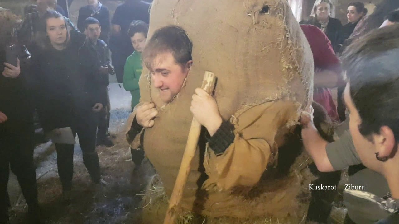 Carnaval de Lantz - Préparatif du personnage Ziripot - Preparación de ziripot
