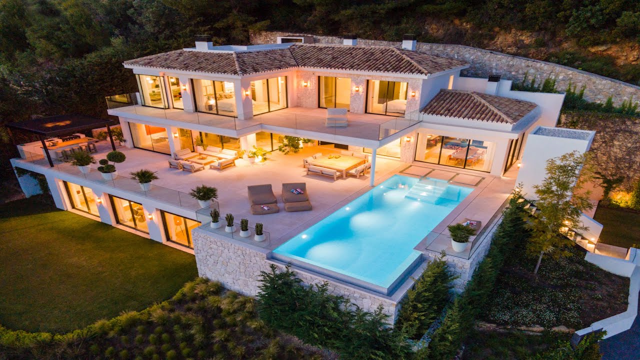 Excellent Villa with Panoramic Views in Marbella €6.950.000