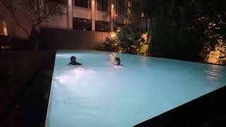 Serunya Berenang Malam Hari