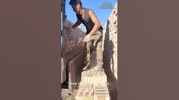 Werknemers gebruiken klemmen om stenen gemakkelijk uit de vrachtwagen te lossen, wat arbeidsbespa...