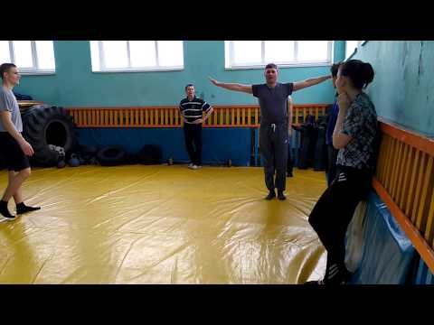 Занятие спортивной гимнастикой . Кувырок вперёд. Сергей Савченко.