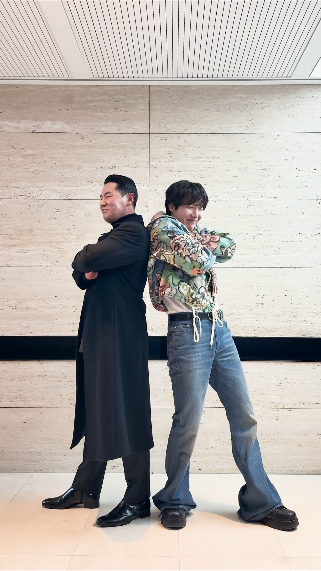 영원한 #BTS 보디가드 Mr. Lee ? 오늘도 잘 다녀오겠습니다!?️ #제이홉 #jhope #jhope_SweetDreams