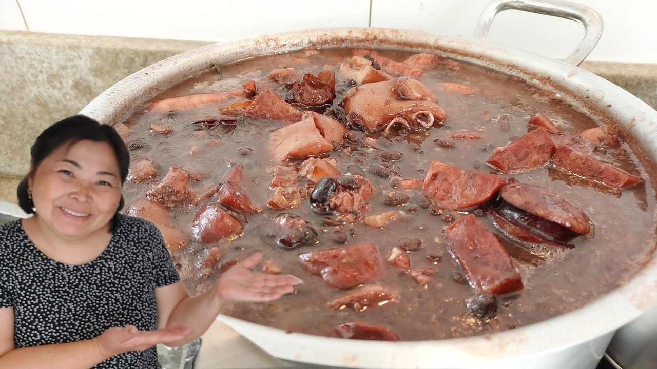 FIZ UMA FEIJOADA GRANDE QUE APRENDI COM UM RESTAURANTE | BANHO NOS CACHORROS COM ÁGUA QUENTINHA