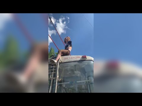 Наркоманку люто штырит на крыше троллейбуса. Real video