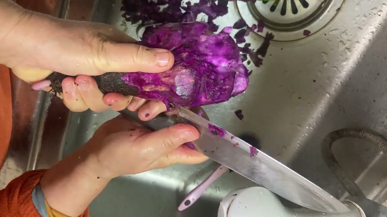 紫山芋をすりおろす。