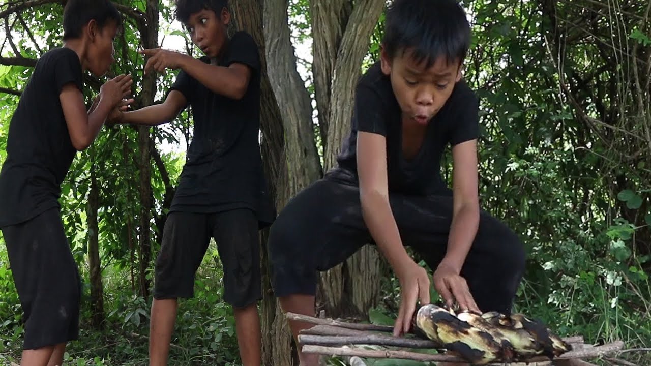 Roasted sweet corn for lunch in the woods -  Primitive Technology PL Ep 6