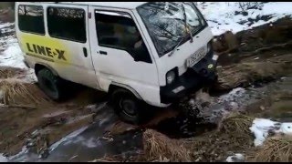 Вездеход Mitsubishi Minicab в зимнем лесу