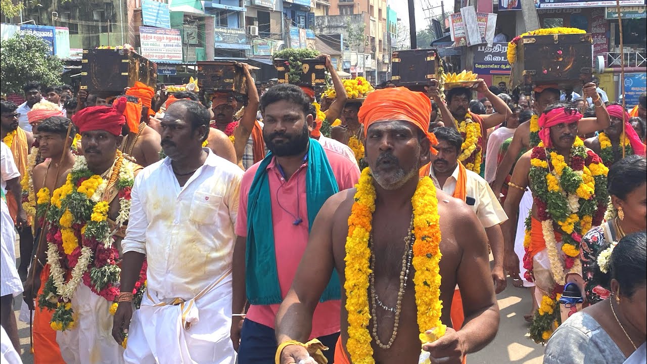 உசிலம்பட்டி கருப்புகோவிலிருந்து பாப்பாபட்டி ஒச்சான்டம்மன் கோவிலை நோக்கி புறப்பட்ட சாமி பெட்டிகள்