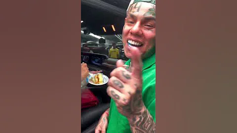 6ix9ine eats cake by mouth