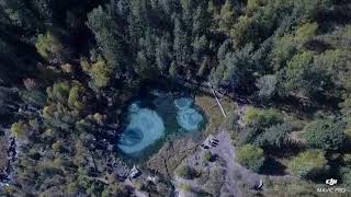 Гейзерное озеро в горах  Алтая