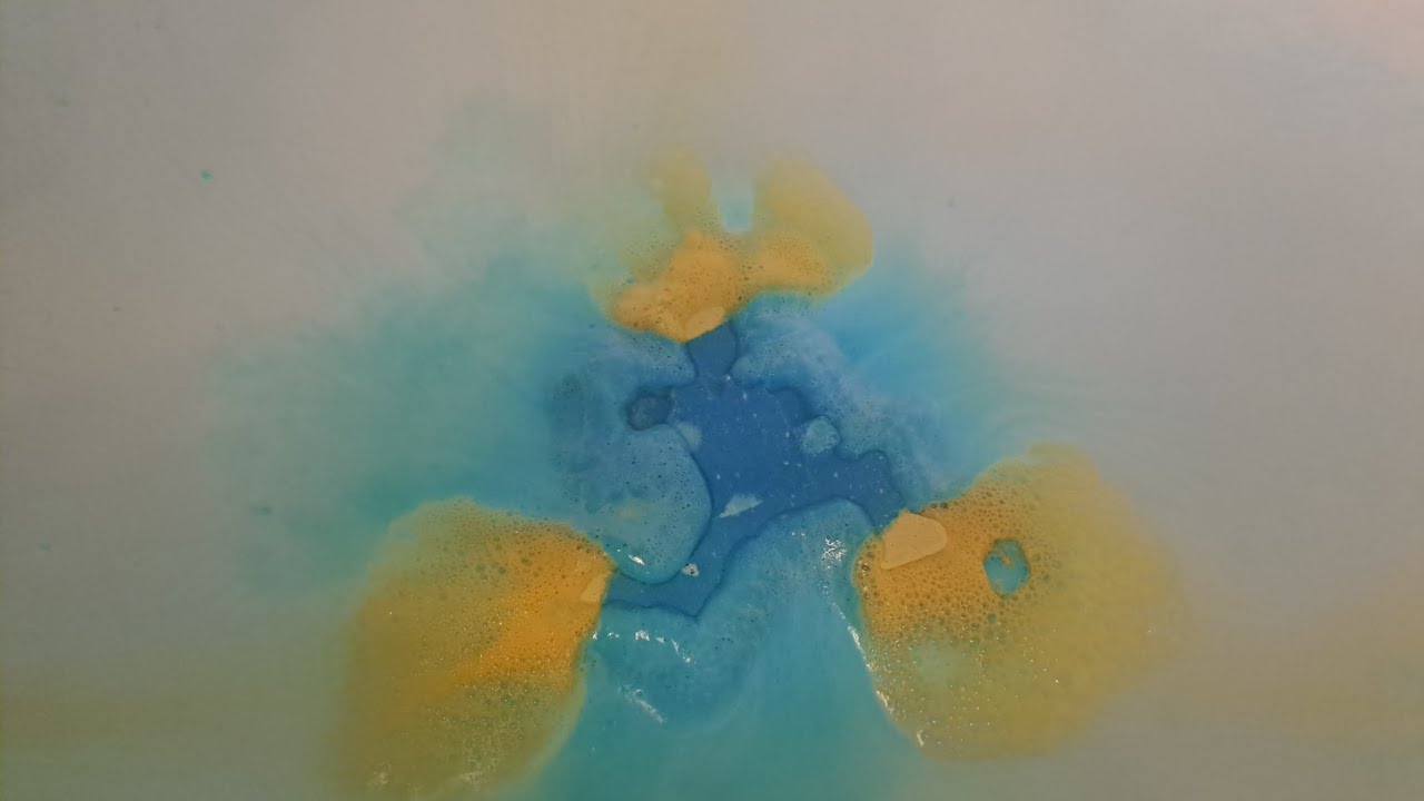Lush "Runner Bath" Bath Bomb Tub Demo
