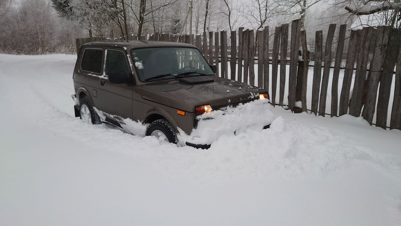 Прорываемся в деревню на стоковой Ниве по глубокому снегу - YouTube