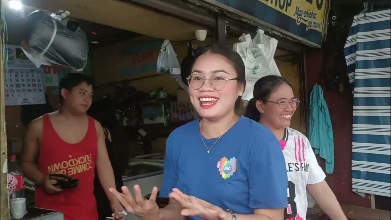 Забавные дамы из мясного магазина в Субике, Замбалес, Филиппины.