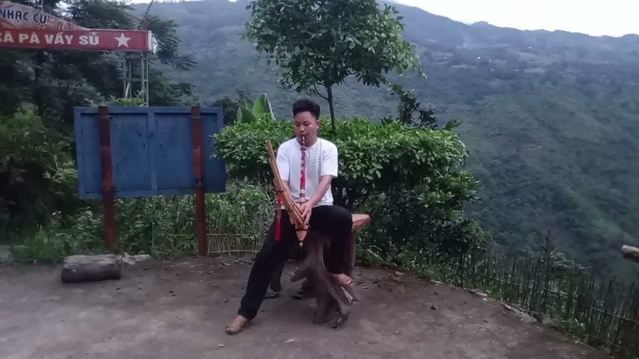 Lìn thổi bài khèn băn đen 