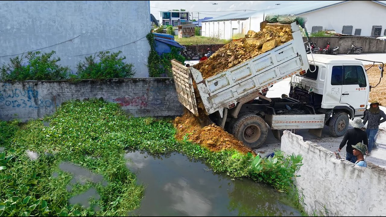 Perfectly Started A New Project!5TTruck Pouringsoil Delete Pond,Expert Skill Dozer D3P Pushing Soil 