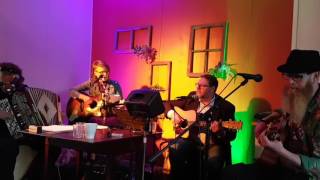 Cover: Flicka med guld (Joakim Thåström) - Cizzi Top live