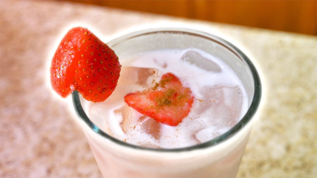 Cremosa y Deliciosa Agua De Fresa! Receta De Agua Fresca! - YouTube