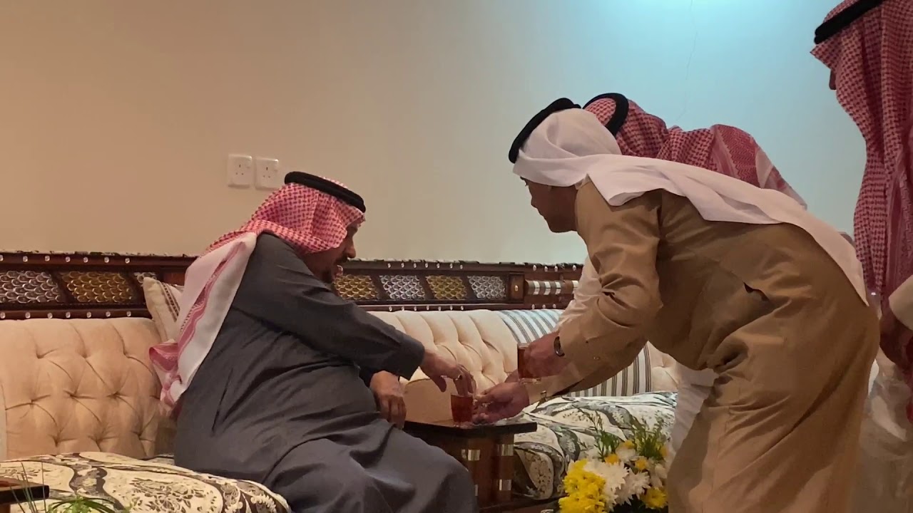 حديث أمير الرياض العفوي مع صديق والده الأمير بندر رحمه الله لدى زيارته في منزله بالدوادمي