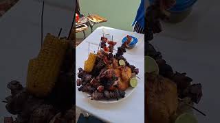 pinchos y pollo Asado.