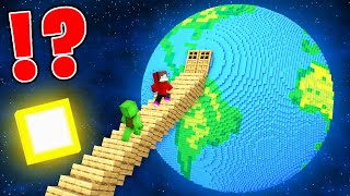 How JJ and Mikey Found THE LONGEST STAIRS to THE EARTH in Minecraft ? - Maizen
