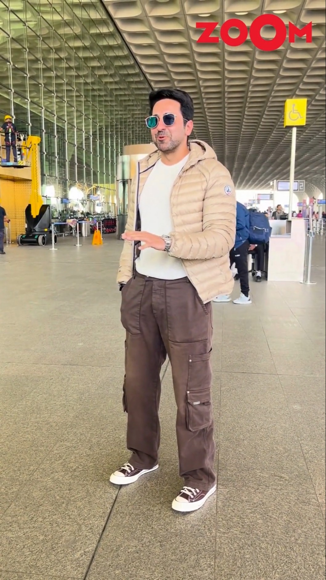Ayushmann Khurrana DISCUSS cricket match updates with paps at the airport #ayushmankhurana #shorts