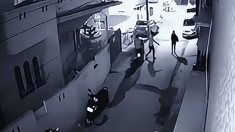 監控下的驚險一幕：女子夜晚遭遇飛車黨搶劫，生死之戰！ #紀錄片 #人間世 #醫院 #生命緣 #真實案件