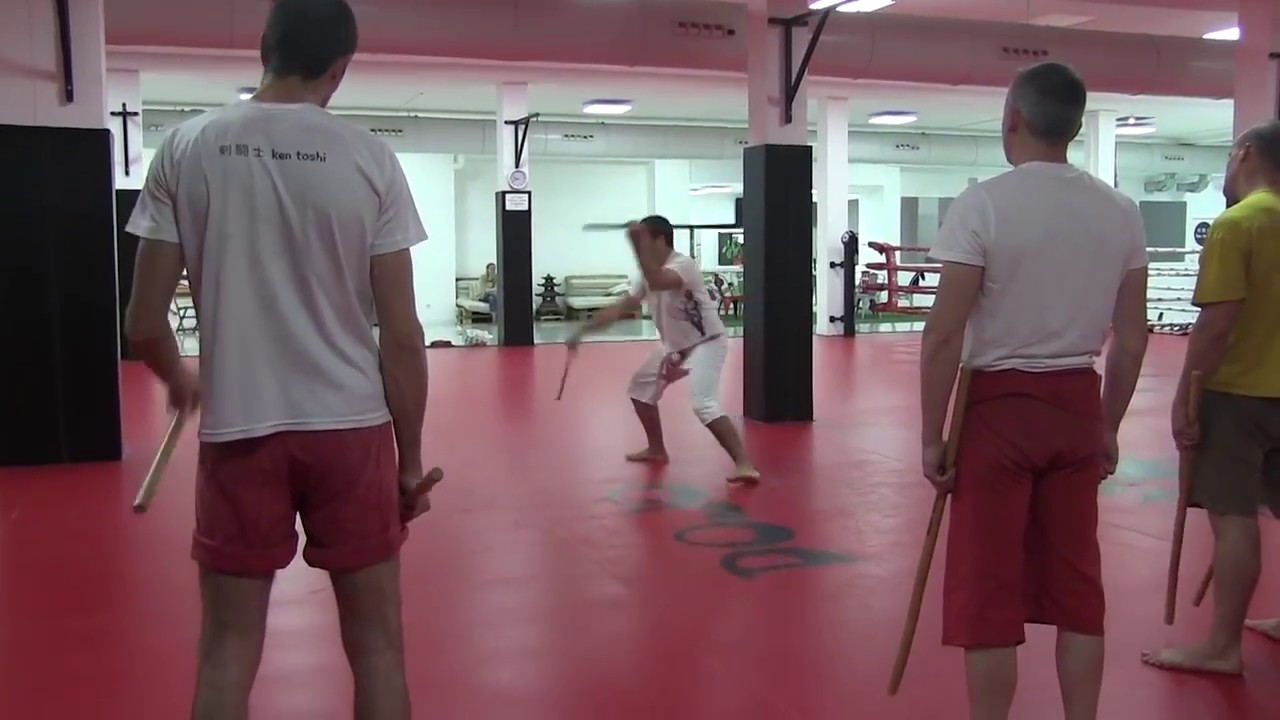 Kru Pedro Solana con espadas thai en el dojo HIKARI en Valencia