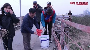 Người Hà Nội nô nức thả cá tiễn ông Công, ông Táo về trời