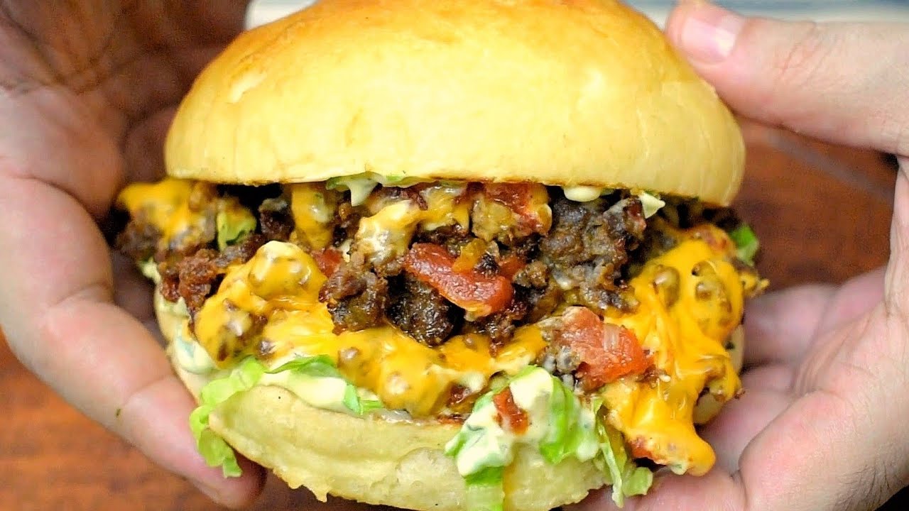 خلطة السجق مع خبزة البطاطس الخاصة التي سترفع مستواها 100 درجة Sausage Burger With Potato Bun