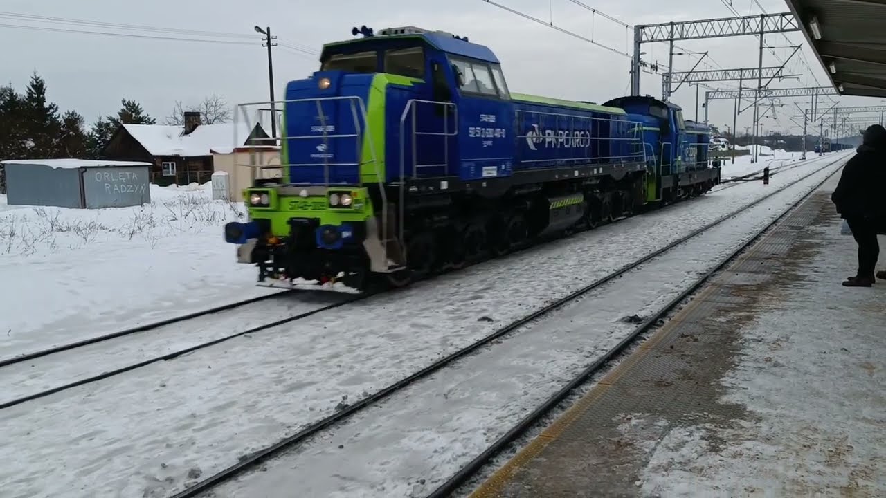 ST48-009 z podsyłem SM42-997 w kierunku Łukowa. Międzyrzec Podlaski 20.12.2022