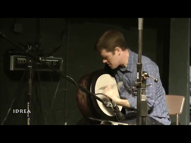 バウロン アイリッシュ音楽 アイリッシュ音楽の打楽器、バウロンの魅力に迫る！ 多彩な音色が体に