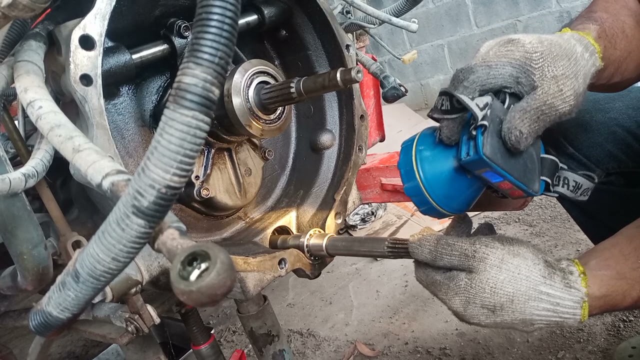 เปลี่ยนซีลเพลากลางเปลี่ยนชุดคลัชรุ่น KUBOTA L4708