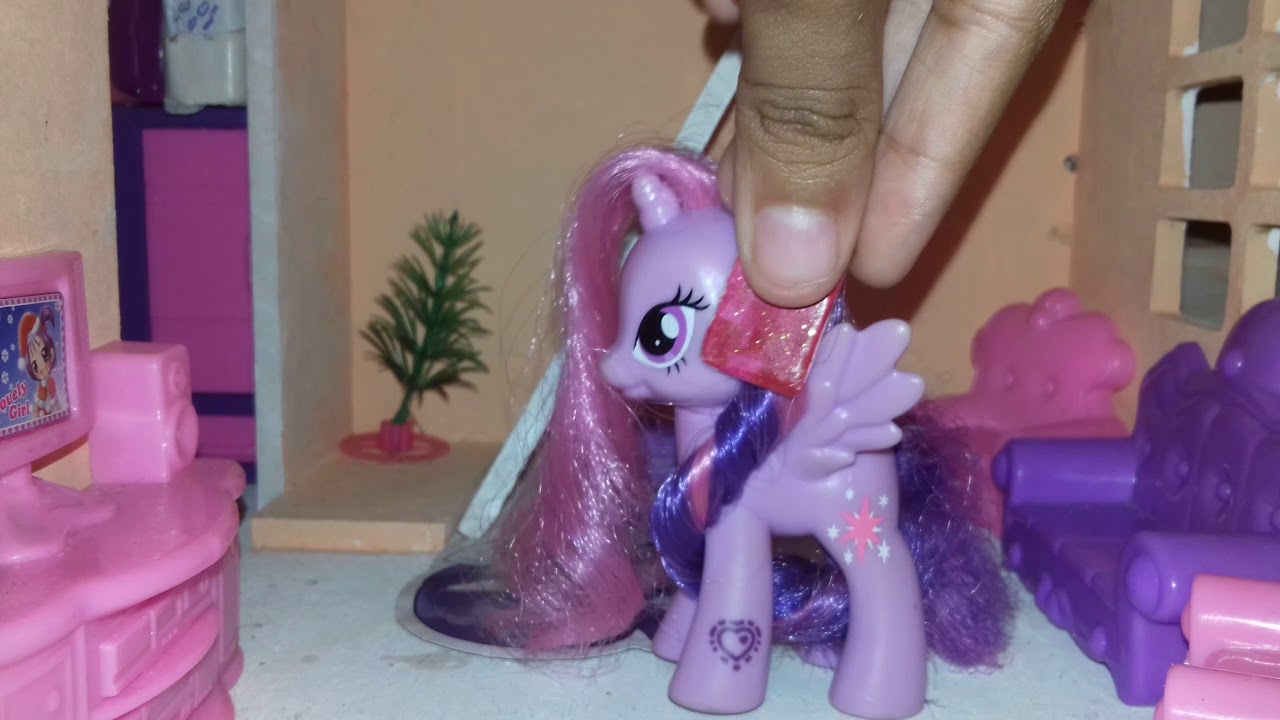 Fiquei sozinha em casa pela primeira vez(mlp)