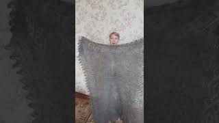 Серый теплый большой пуховый платок ажурной вязки.135 на 135 см.цена 6000 +79030300712