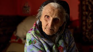 Тяжелая старость 96-летней бабушки с сыном в высокогорной деревне