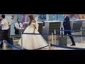 Необычные пассажири в аэропорту))) свадьба на самолёте