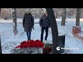 Жители несут цветы к стихийному мемориалу погибшим шахтерам в Кузбассе