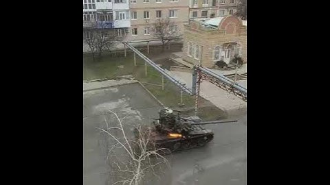 Проезд русского танка по улицам Харькова, Украина. 27.02.2022