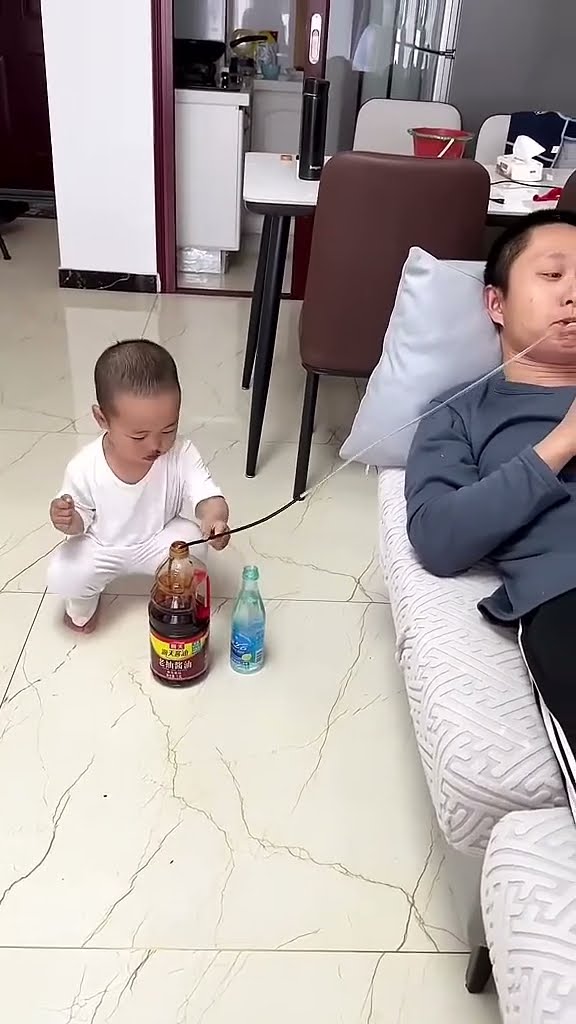 爸爸还挺会享受，逗逗他#爸爸带娃 #呆萌小米宝#萌娃#熊孩子
