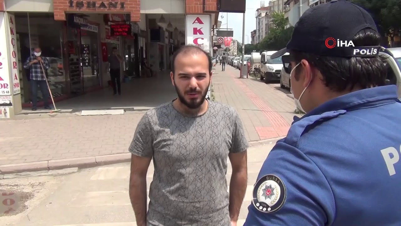 Vatandaşlara Tek Tek Maske Soran Polis Memuru Fenomen Oldu