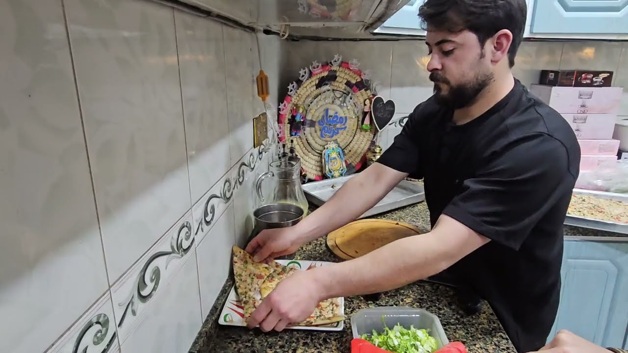 علاوي يساعدني بالفطور خواته نايمات هيج علمتهم كلبهم عليه ماعلمتهم يستنكفون