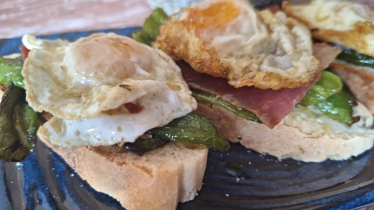 El mejor montadito del mundo 🌎 huevos de codorniz,  pimiento verde y jamón