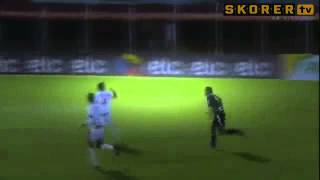 Kaleciden kroşe bayılttı!