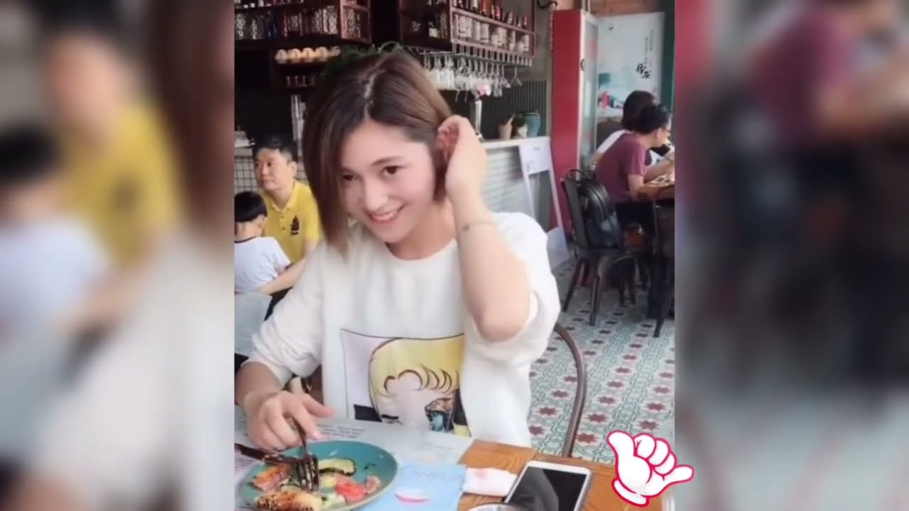 挑战给女朋友闺蜜夹菜，真是富贵险中求，闺蜜的眼神怪怪的