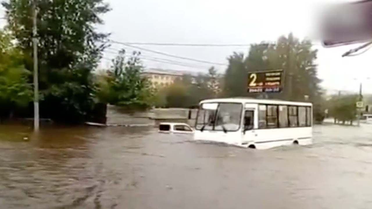 Floods in Russia lead to evacuation - YouTube