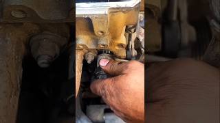 Timing marks और cylinder position का खास ध्यान रखें।Camshaft cap bolts को specified sequence